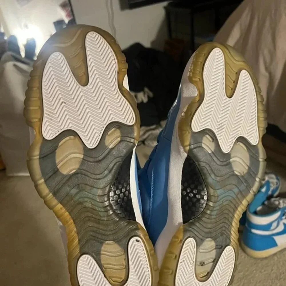 Jordan 11 Retro Pantone